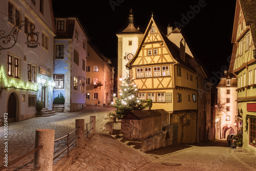 Weihnachtliche Beleuchtung in Rothenburg ob der Tauber bei Nacht, Deutschland 