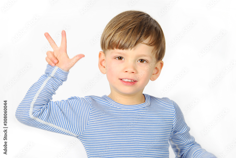 Ein kleiner Junge zeigt sein Alter von 3 Jahren Ein kleiner Junge zeigt sein Alter von 3 Jahren