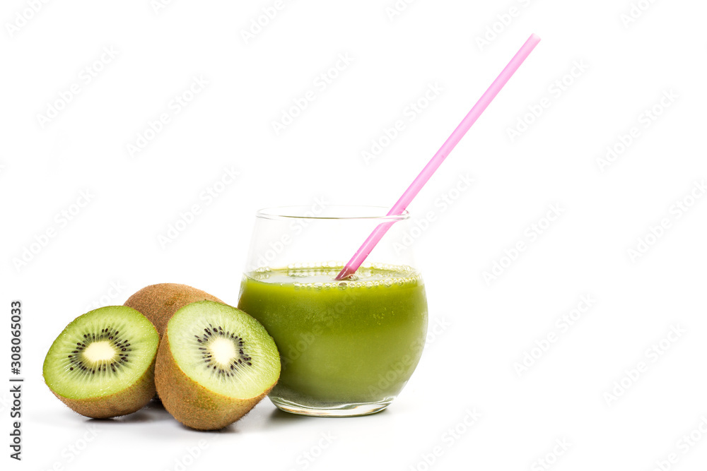 Vaso de Zumo de kiwi con kiwi entero y en rodajas sobre fondo blanco. Vista de frente y de cerca. Copy space Vaso de Zumo de kiwi con kiwi entero y en rodajas sobre fondo blanco. Vista de frente y de cerca. Copy space