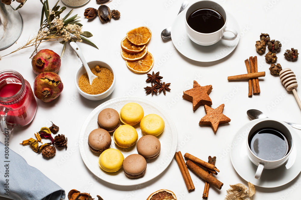 Tazas de café con macarons sobre una mesa con mantel blanco decorada. Vista superior y de cerca. Concepto: la hora del té Tazas de café con macarons sobre una mesa con mantel blanco decorada. Vista superior y de cerca. Concepto: la hora del té
