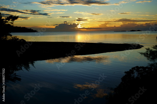 水面に写る夕陽