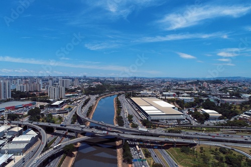 Foto Aerial view of river between roads