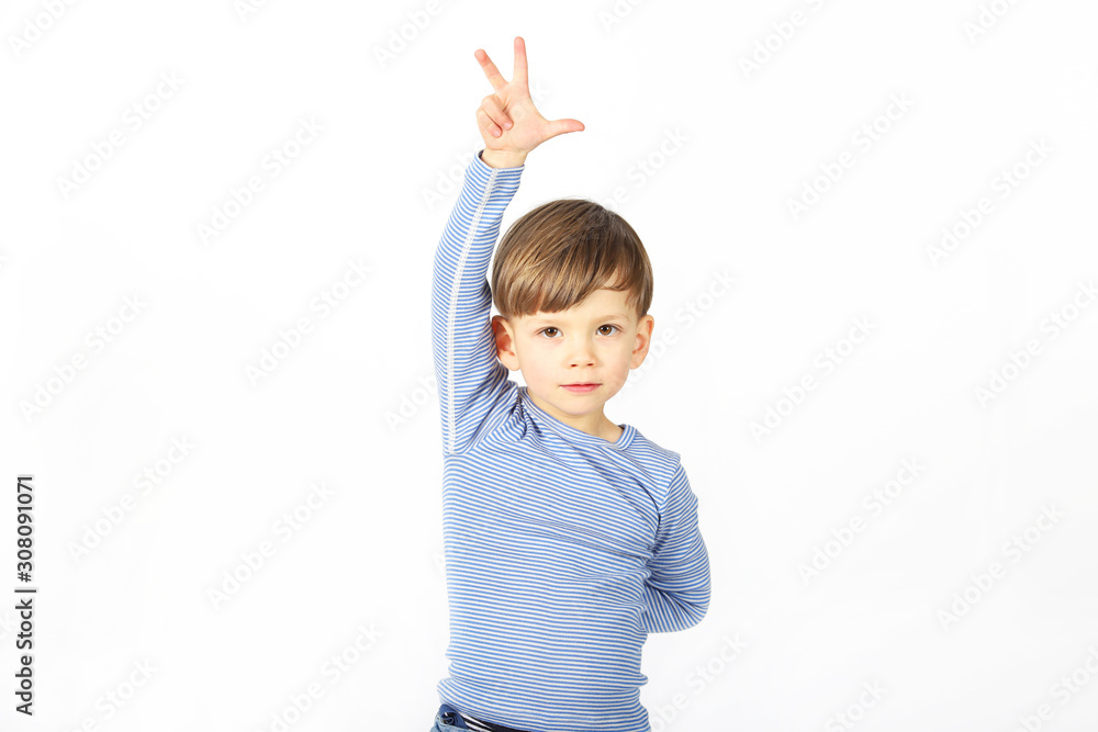 Ein kleiner Junge zeigt sein Alter von 3 Jahren Ein kleiner Junge zeigt sein Alter von 3 Jahren