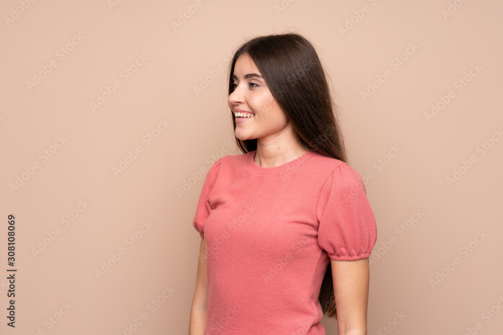 Fototapeta premium Young woman over isolated background looking to the side