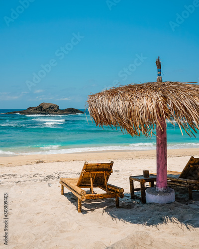 Endroit paradisiaque avec transats et parasol