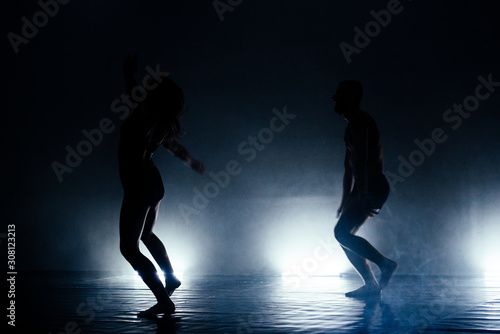Choreographic silhouette dance routine © qunica.com
