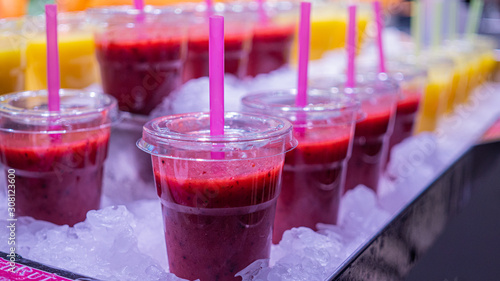 Batidos con frutas en un mercado