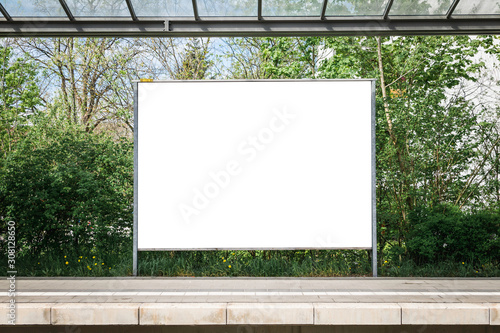 Foto Black information billboard or timetable located on train (s-bahn, u-bahn) station