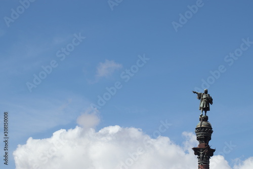 Estatua de Colón y cielo de verano