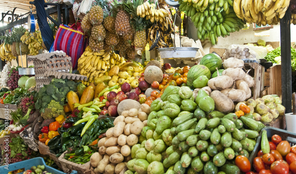 Puesto de frutas y verduras en mercado de Mexico