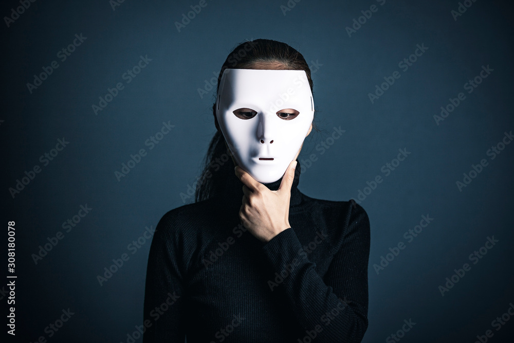 白い仮面と黒い服の女性 Stock 写真 Adobe Stock 白い仮面と黒い服の女性 Stock 写真 Adobe Stock