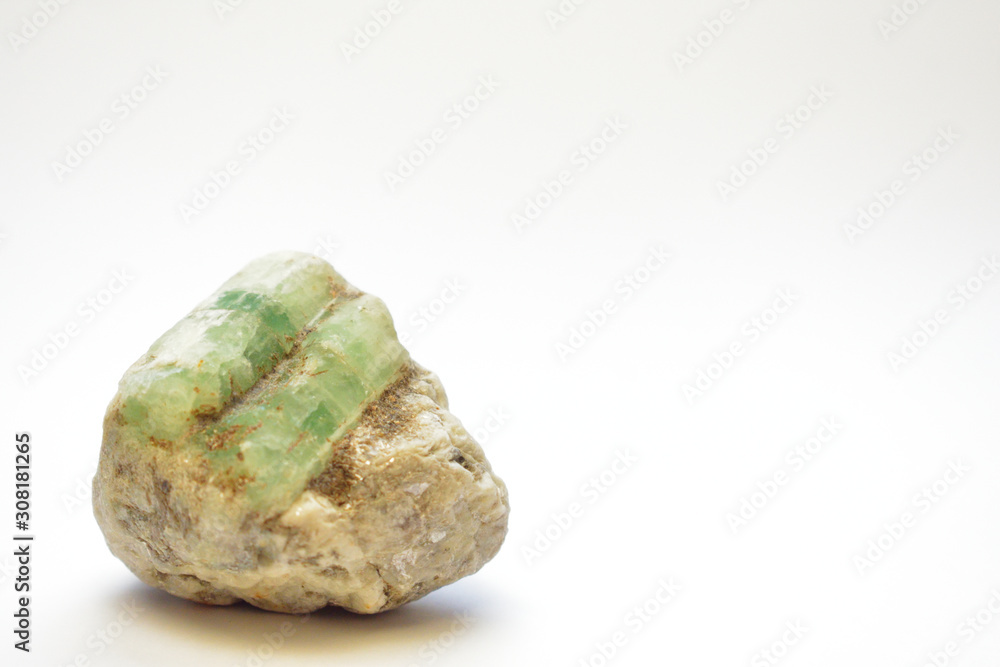 天然石エメラルドの原石白背景stock Photo Adobe Stock