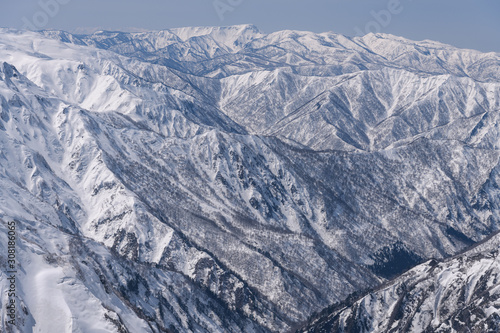 谷川岳から見た苗場山 © backpacker