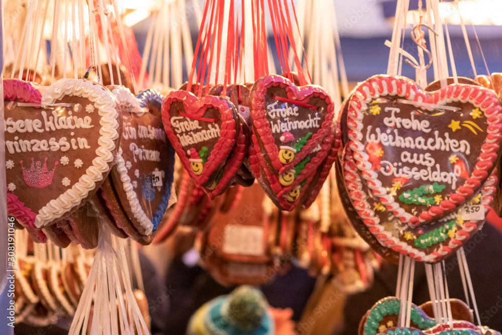 Lebkuchenherzen aus Lebkuchen mit schönen weihnachtlichen Botschaften ...