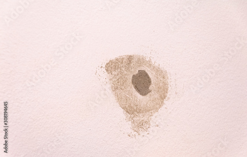 Loch in der Wand reparieren