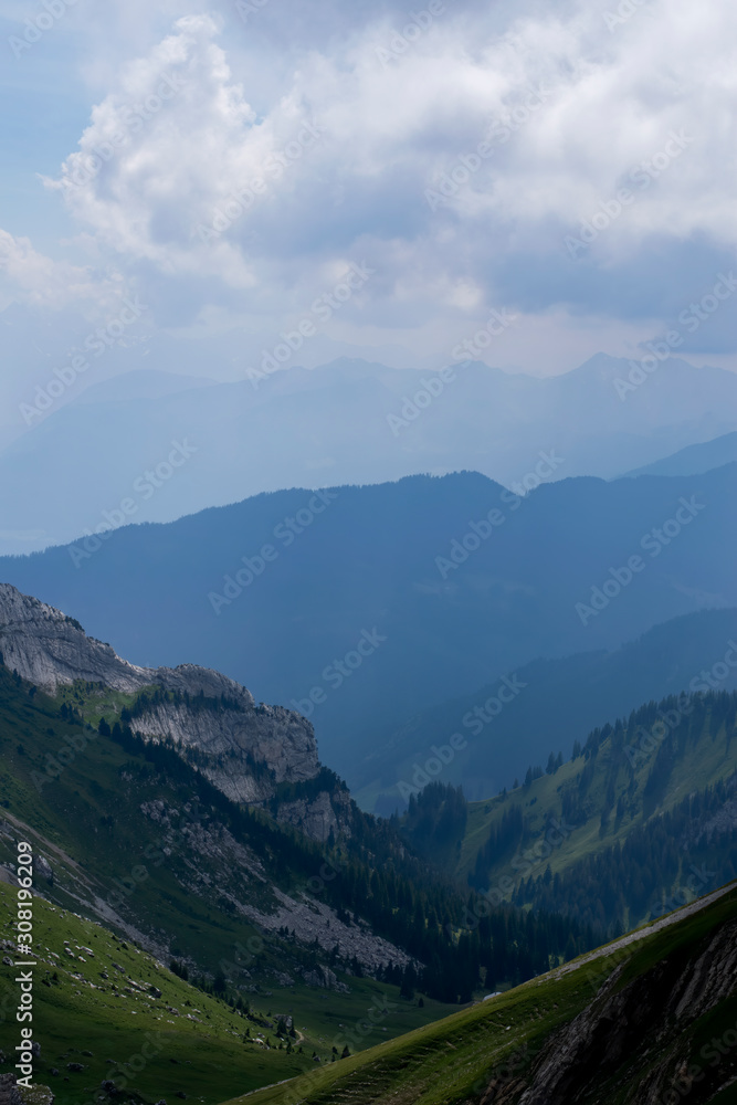 Obraz premium Pilatus Mountain hiking track with green grasslands and the Mountain 