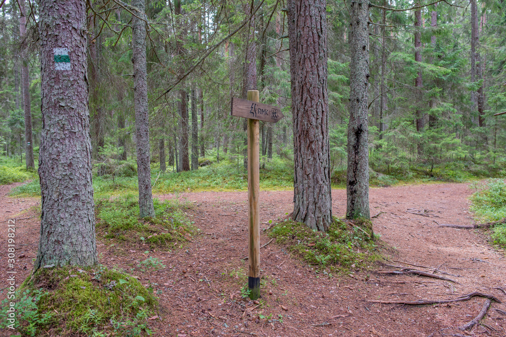 Panneaux de chemins de randonnée, traversant forêt et tourbière, dans le parc national de Lahemaa, Estonie. Panneaux de chemins de randonnée, traversant forêt et tourbière, dans le parc national de Lahemaa, Estonie.