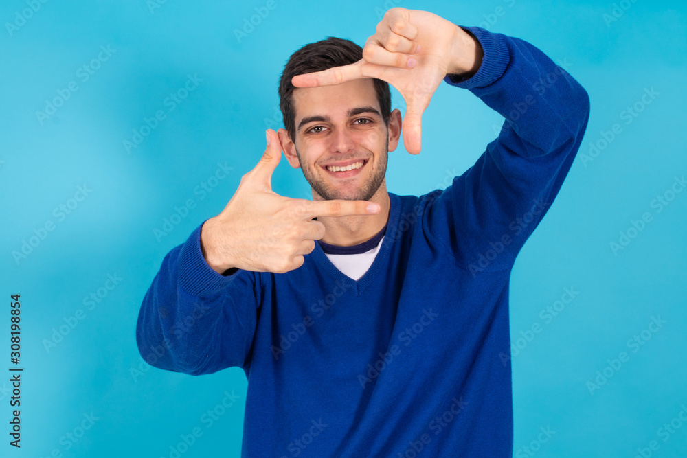 Naklejka premium casual young man isolated on natural blue background