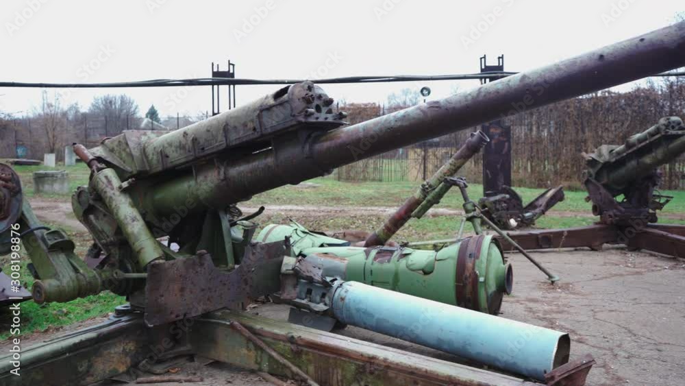 D-30 howitzer, damaged 122 mm Russian howitzer D-30 howitzer, damaged 122 mm Russian howitzer