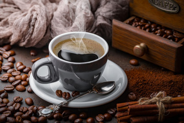 Küchenrückwand glas motiv Kaffee und Kaffeebohnen Coffee in a cup and saucer on an old background.  © vizafoto
