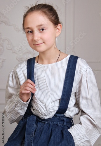 Obraz na płótnie Portrait of little brunette caucasian girl in casual clothes w salonie