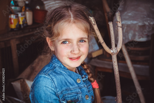Obraz na płótnie Portrait of little caucasian girl in casual clothes at home w salonie