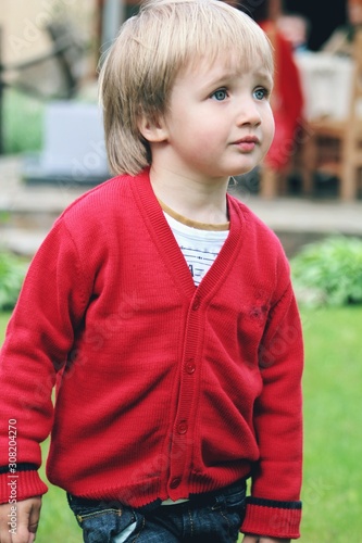 Obraz na płótnie Portrait of little caucasian boy in casual clothes in home garden w salonie