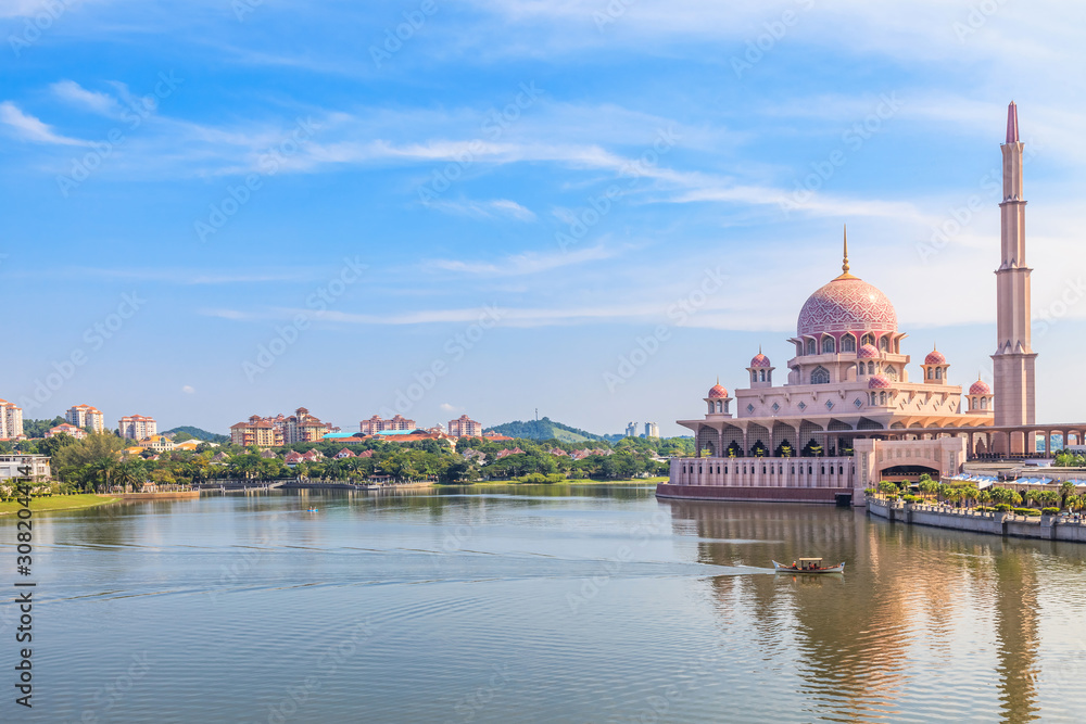 Fototapeta premium View of Putra Mosque (Masjid Putra) in Putrajaya, Malaysia