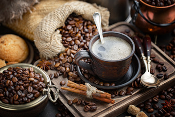 Küchenrückwand glas motiv Kaffee und Kaffeebohnen Schwarzer Kaffee auf altem Hintergrund in einer Tasse  © vizafoto