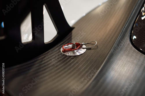 Schnellverschluss der Kohlefaser Motorabdeckung des Rennwagens Porsche GT2 RS Clubsports photo