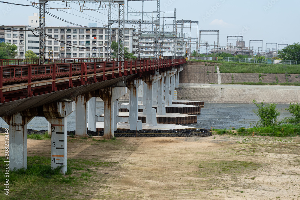 コンクリートでガッチリ補強された大和川鉄橋 コンクリートでガッチリ補強された大和川鉄橋