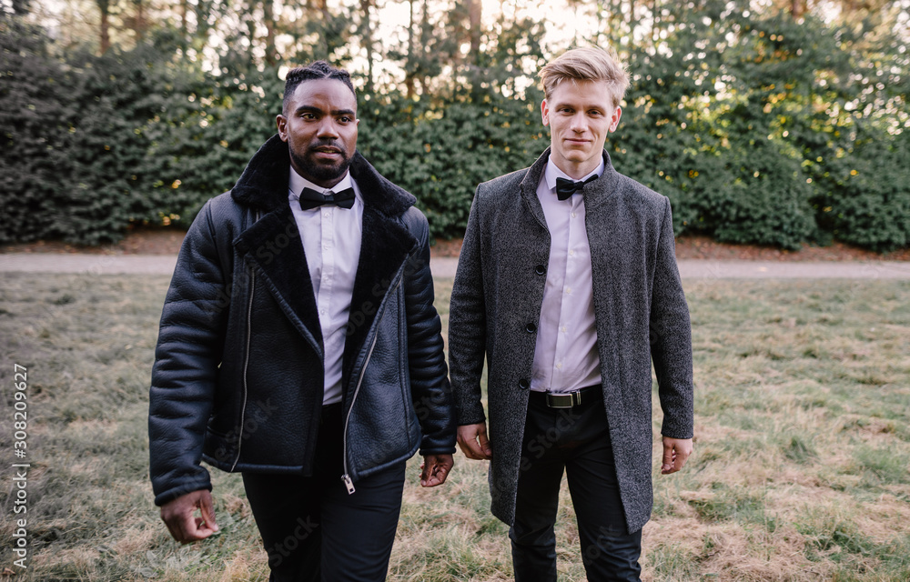 Deux jeunes hommes qui marchent dans un parc Deux jeunes hommes qui marchent dans un parc