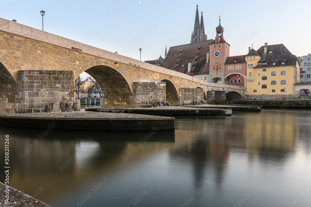 STeinerne Brücke in REgesnburg im Winter am Abend