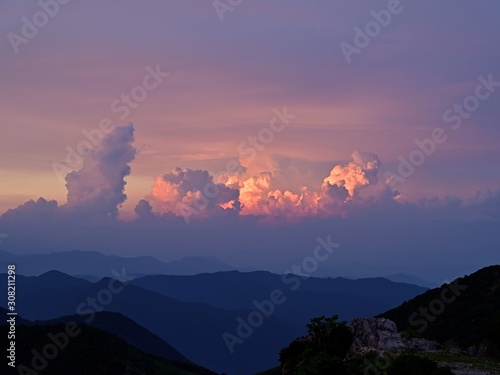 伊吹山で見た夕日を浴びて輝く入道雲の情景