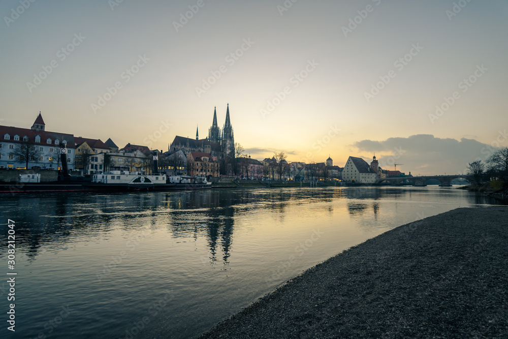 Regensburg Stadbild  von unterer Wöhrd aus gesehen am Abend