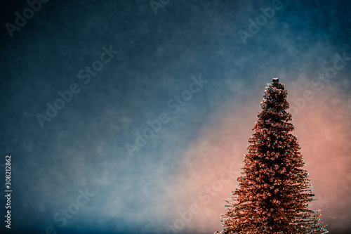 Metalowe drzewko, Boże Narodzenie, choinka, rozmyte tło z miejscem na tekst
