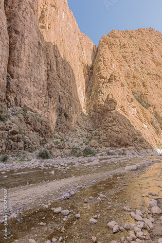 View of a crevasse in the wall of the Todra Gorge while walking on the bottom of the canyon © Vermeulen-Perdaen