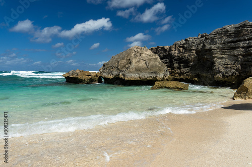 Plage des tropiques, vagues et rochers