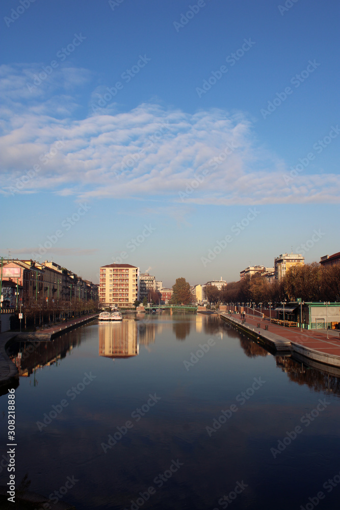 Darsena di Milano con riflessi nell'acqua