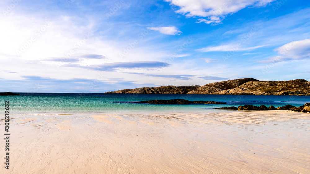 Goldener Sandstrand in Schottland mit türkis Wasser
