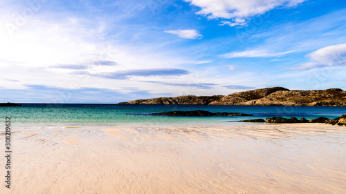 Goldener Sandstrand in Schottland mit türkis Wasser