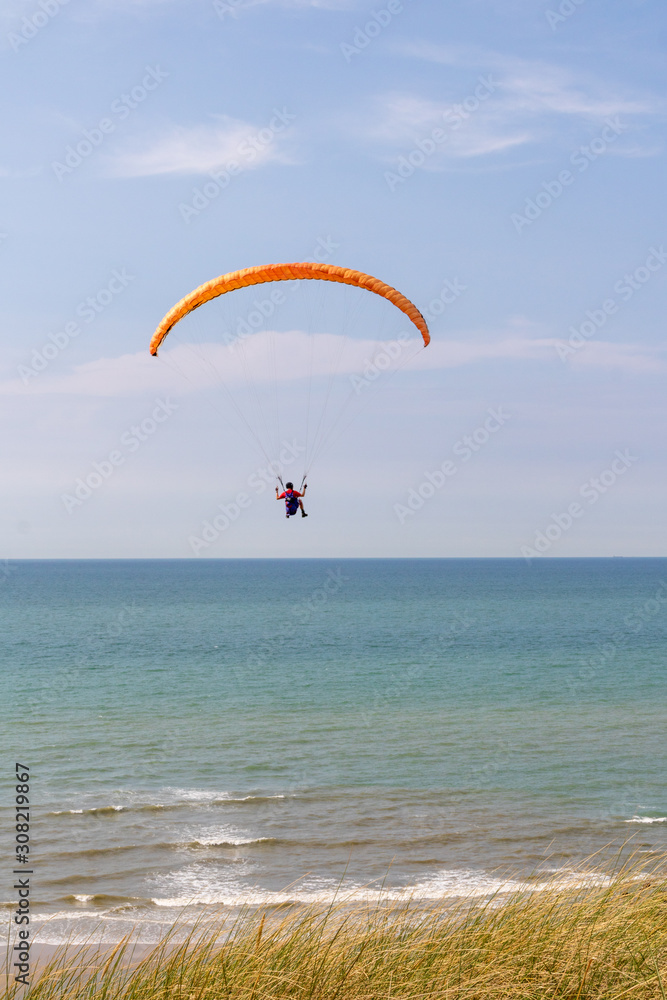 Parapente survolant les falaises d'Equihen-plage Parapente survolant les falaises d'Equihen-plage