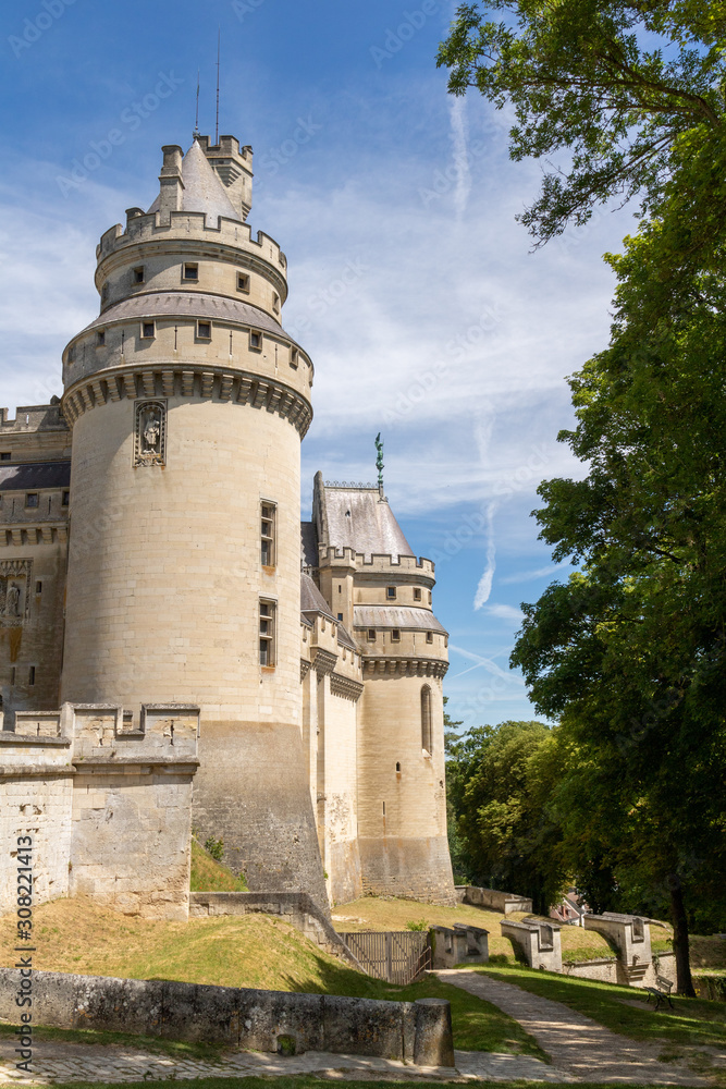 Le Château de Pierrefonds - Tour et abords