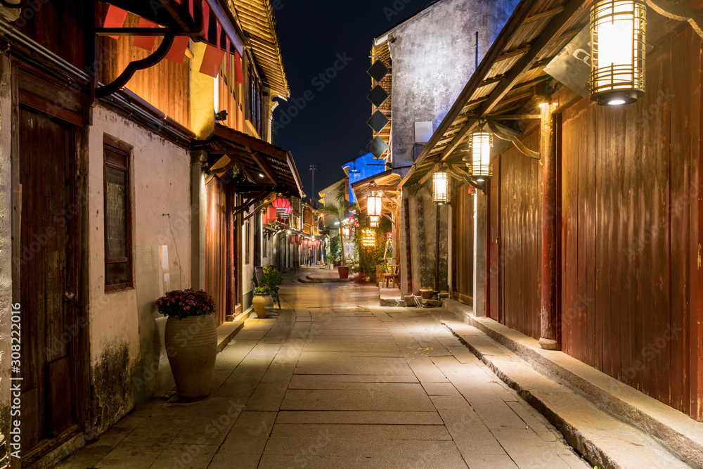 Fototapeta premium Nocą ulice starożytnego miasta Zhouzhuang, Suzhou, Chiny