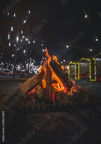 fogueira exterior em noite de frio no natal