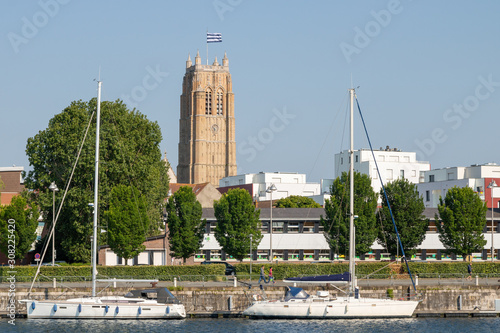 Le beffroi de Saint-Eloi à Dunkerque vu depuis le port