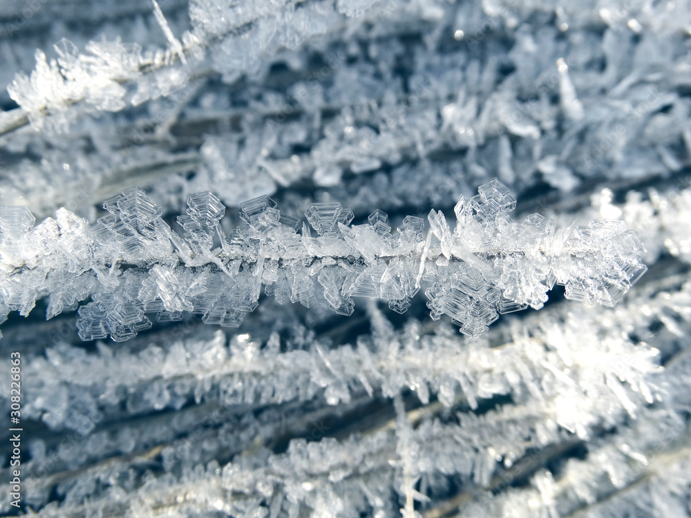 Obraz premium winter background with snowflakes crystals patterns and snow on frozen grass