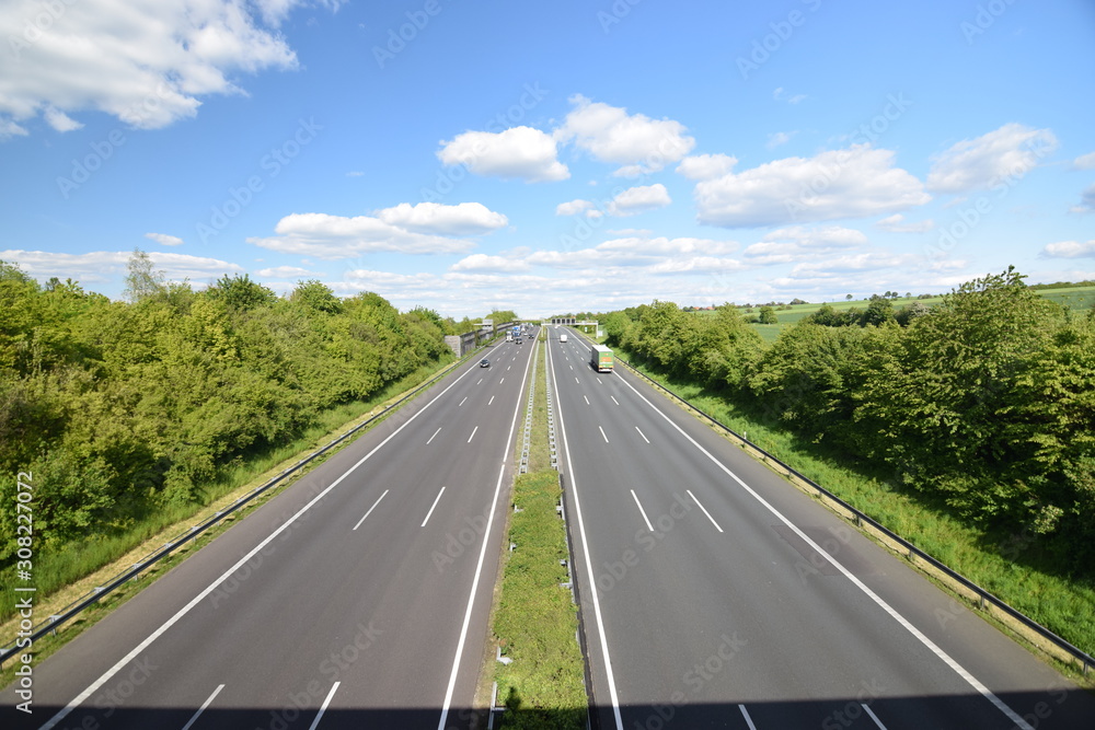 Obraz premium Dreispurige Autobahn im Landkreis Schaumburg