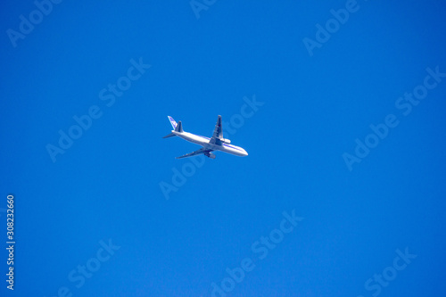 青い空と飛行機 airplane in blue sky