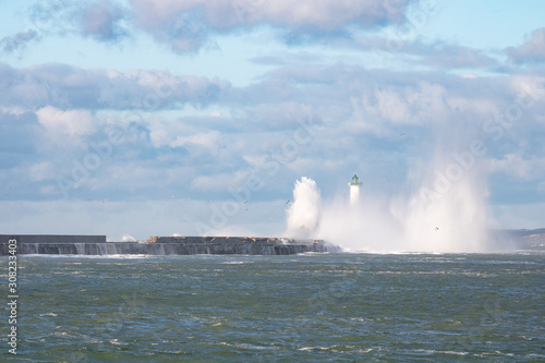 Vague sur la digue Carnot et le phare de Boulogne-de-Boulogne